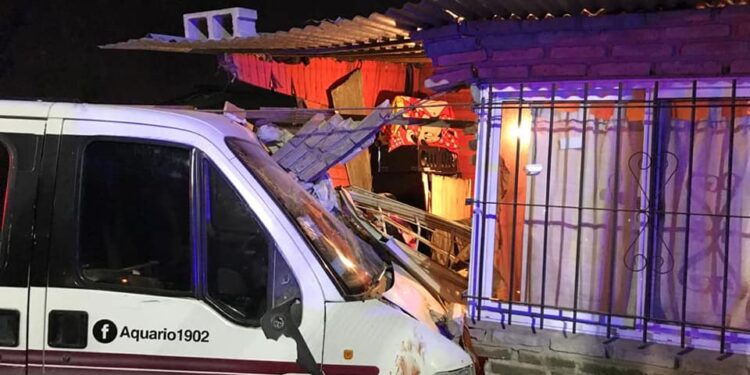 Un hombre perdió el control de su camioneta y chocó contra una casa en San José