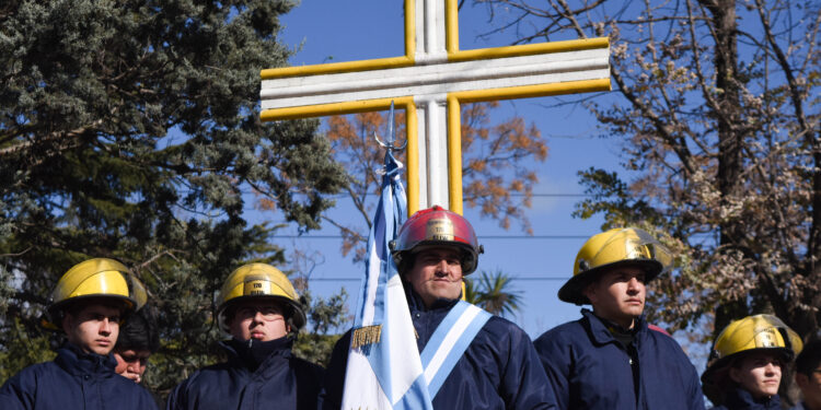 En medio del aislamiento, los bomberos de  Brown te invitan a festejar su día