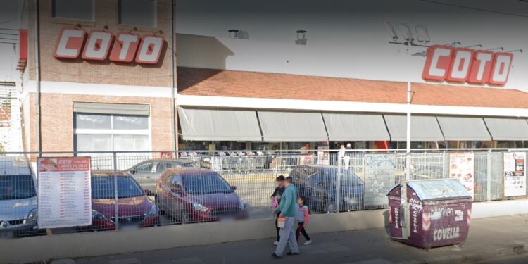 Banfield: hay dos contagiados y 7 empleados de un supermercado aislados
