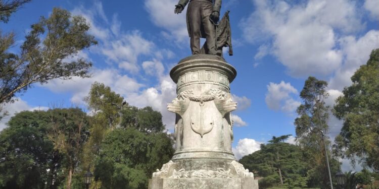 Adrogué: sede del primer monumento al Almirante Brown, padre de la Patria en el mar