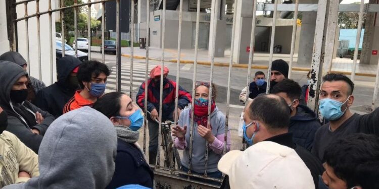 Trabajadores del Hipódromo de Palermo denuncian que los tienen encerrados desde que comenzó la cuarentena y no los dejan salir