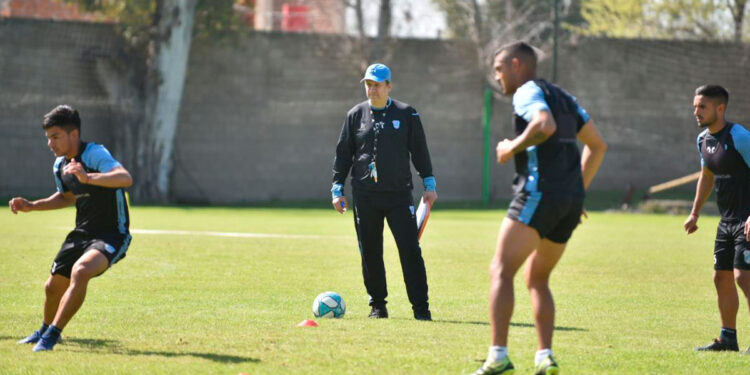 Hubo acuerdo y Perazzo seguirá siendo el DT de Temperley