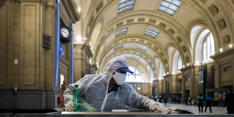 Pico de contagios: el Gobierno analiza la situación para implementar una cuarentena más estricta