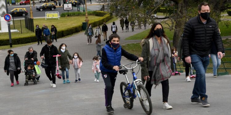 Argentina superó los 100 mil casos de coronavirus y casi la mitad tiene el alta