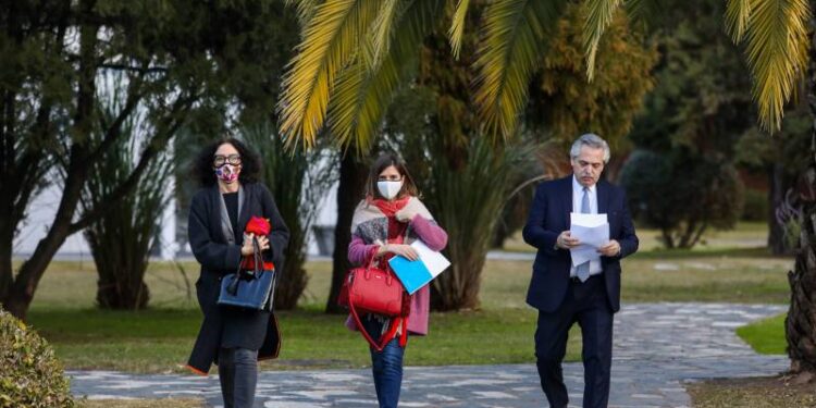 Alberto se reúne hoy con especialistas y mañana anuncia cómo sigue la cuarentena