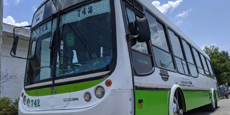 Balean a un colectivero durante un asalto en la estación de Claypole