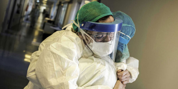 Fuerte caída de contagios de Covid-19 entre el personal de la Salud
