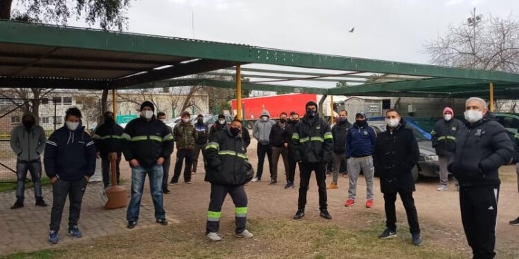 Burzaco: por miedo a los contagios, trabajadores de Megaflex se retiraron de la fábrica