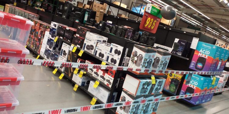 Brown: las grandes cadenas de supermercados no venderán productos no esenciales