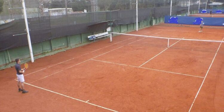 Por violar la cuarentena, clausuraron un club de Adrogué donde tres hombres jugaban al tenis