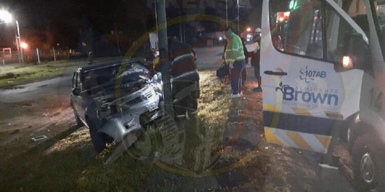 Burzaco: chocó contra una columna y falleció