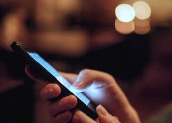 El gobierno declaró «servicios públicos» a la telefonía móvil, internet y TV paga y congeló sus tarifas