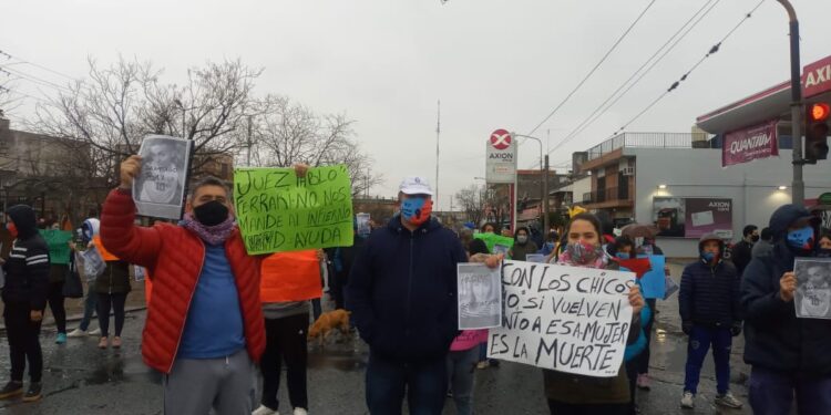 Solano: marcharon para repudiar a un juez de Quilmes que manda a dos niños a vivir con su abusador