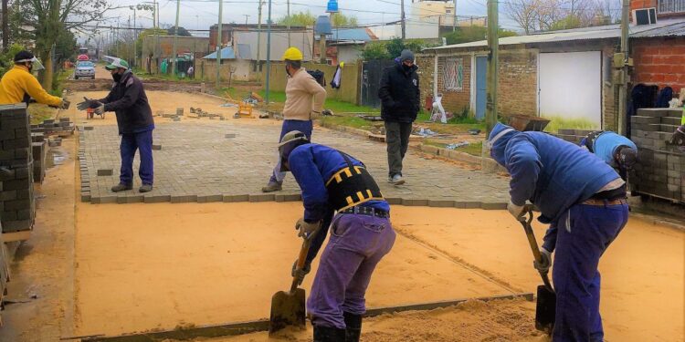 Con una inversión de $ 450 millones, pavimentan y llevan agua, luz y cloacas a Don Orione Viejo y Libertad