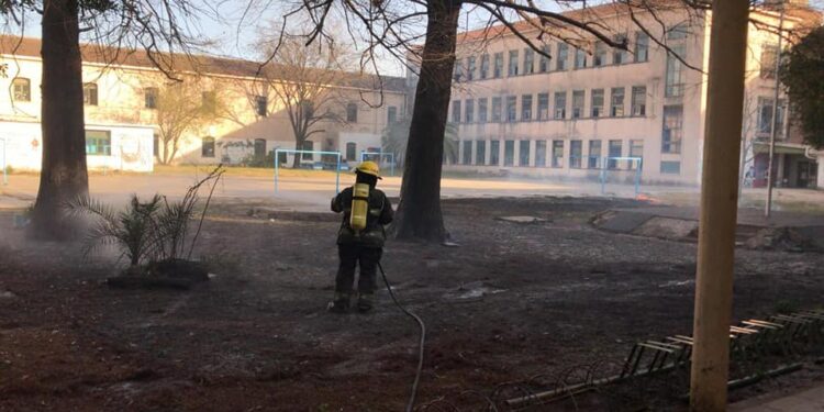 Los Bomberos apagaron un incendio en el Colegio Nacional de Adrogué