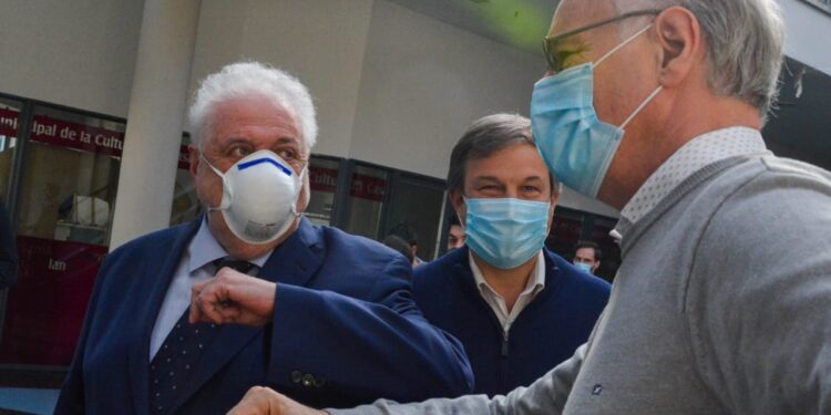 En Adrogué, Ginés entregó respiradores para clínicas de Brown y la región