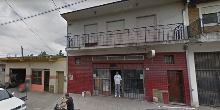 Glew: mató a un ladrón, hirió a otros dos y su mujer está grave
