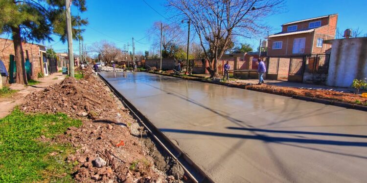 El municipio de Brown avanza con obras de asfalto en los barrios