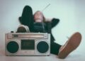 Leyendas, ingenio y pasión en los 100 años de ese amor inconfundible llamado radio