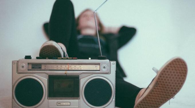 Leyendas, ingenio y pasión en los 100 años de ese amor inconfundible llamado radio