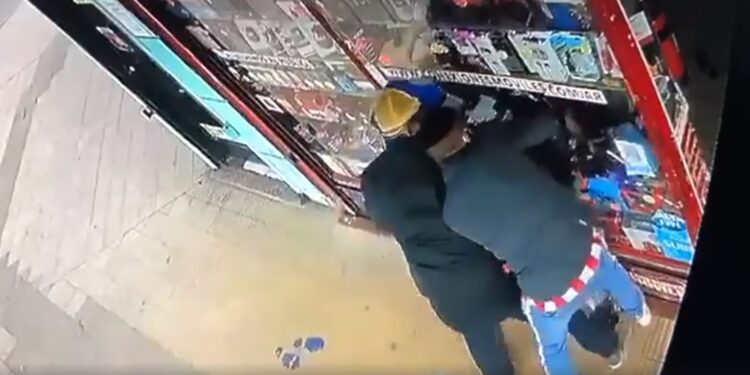 Robo piraña en San José: rompieron una vidriera y se llevaron 10 celulares