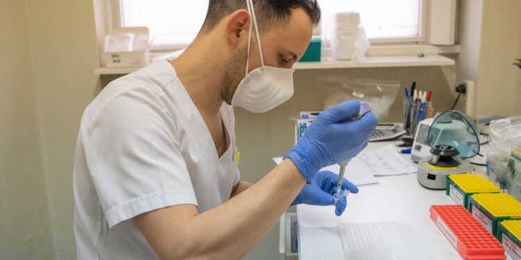 Agregan al dolor muscular como nuevo síntoma compatible con coronavirus