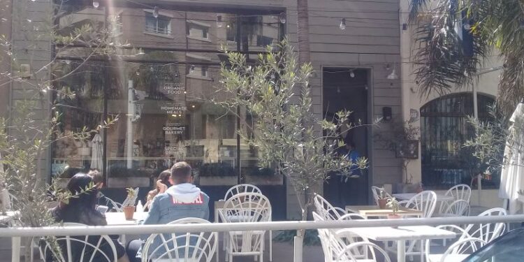 Reabrieron al público los bares y restaurantes de Banfield y Lomas