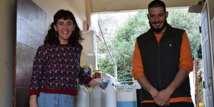 Emprendedores en pandemia: una pareja de Longchamps elabora artículos de limpieza