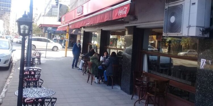 Reabrieron al público los bares y restaurantes de Banfield y Lomas