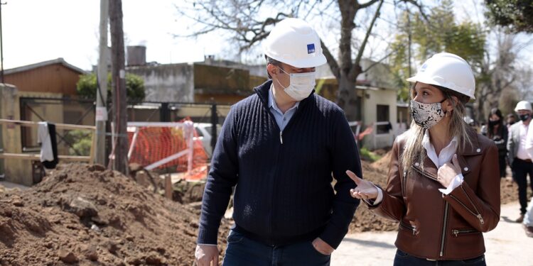 Cascallares y Malena Galmarini recorrieron obra cloacal en Claypole