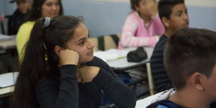 Sólo tres de cada diez estudiantes del secundario egresan a término