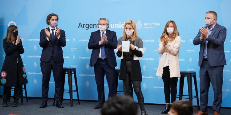 El Gobierno lanzó un certificado de pre-identificación para personas sin DNI