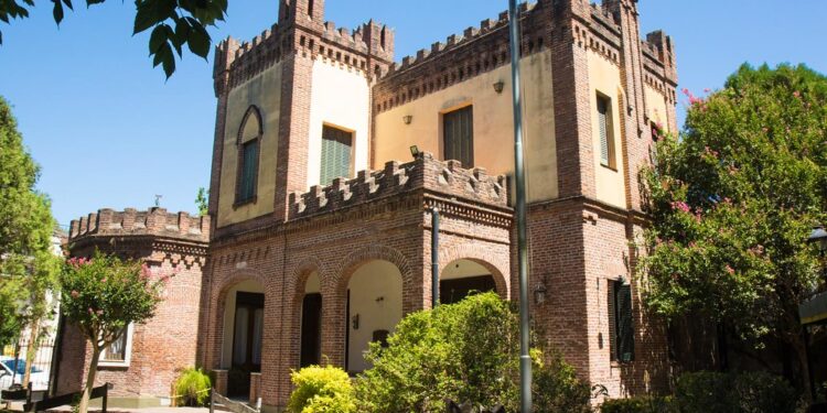 La historia del castillo Castelforte: túneles secretos en pleno centro de Adrogué