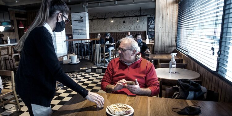 Escuelas, salones internos de bares y museos, algunas actividades que abren en la Ciudad