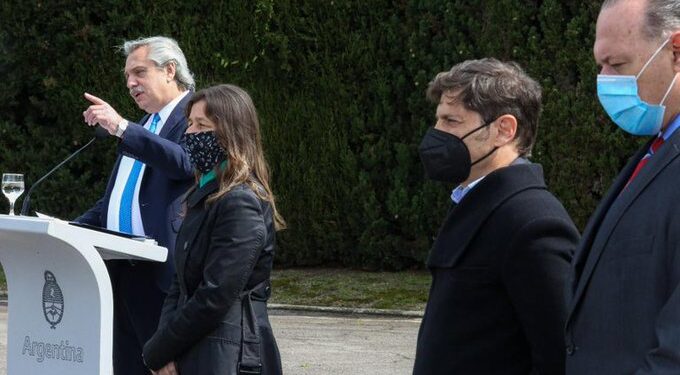 Alberto visitó Lomas para entregar vehículos policiales