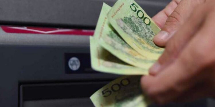 El Gobierno oficializó el aumento del salario mínimo en tres tramos