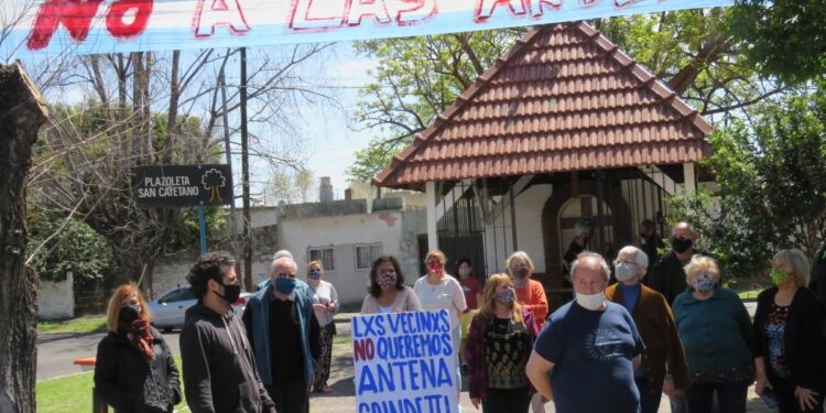 Vecinos de Lanús marcharon para impedir la instalación de una antena en una plaza