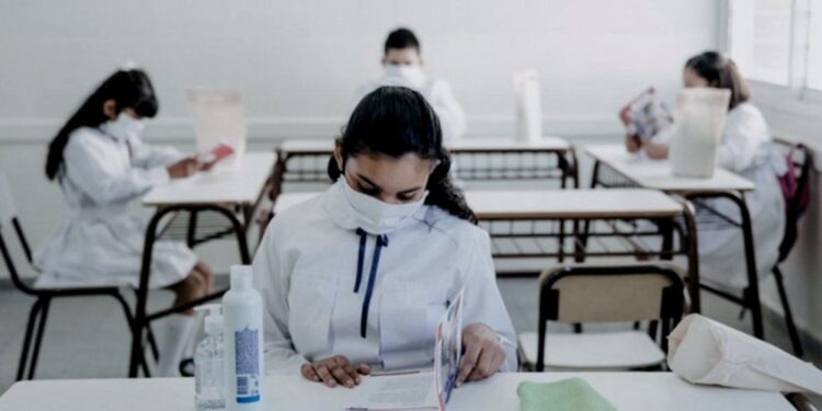 Municipios con bajos casos de coronavirus vuelven a dictar clases presenciales