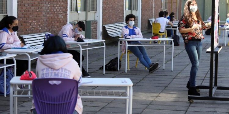 Primer caso de coronavirus en una escuela que abrió en la Ciudad