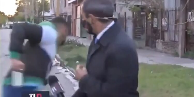 Sarandí: le robaron el celular a un periodista mientras hacía un móvil en vivo
