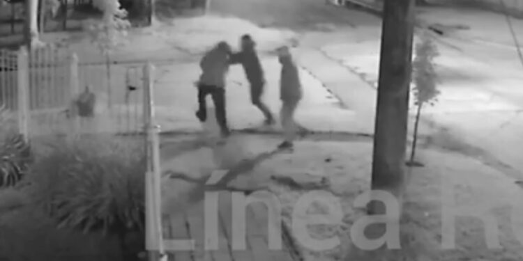 Longchamps: le patearon la cabeza para robarle un paquete de yerba y el celular