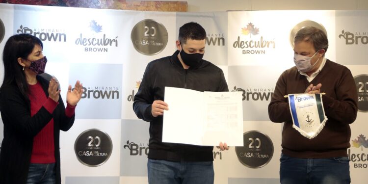 En Brown, entregaron títulos y libros del Plan Fines