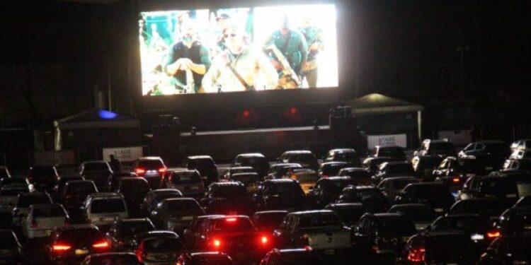 Inauguran en Adrogué el primer Autocine Científico del país