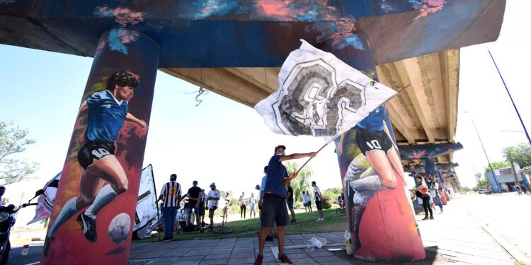 Claypole: homenaje a Maradona de vecinas y vecinos en el mural del Puente