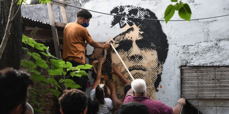Fiorito despide a su hijo pródigo en la casa natal de Maradona