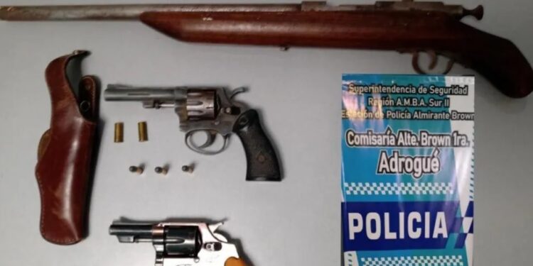 Adrogué: detuvieron a «la abuela pistolera» por amenazar a sus vecinos con una carabina