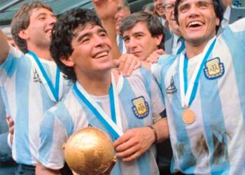 Burzaco: la emotiva despedida del «Negro» Enrique  su amigo Maradona