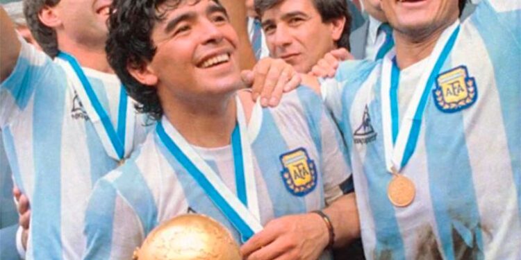Burzaco: la emotiva despedida del «Negro» Enrique su amigo Maradona