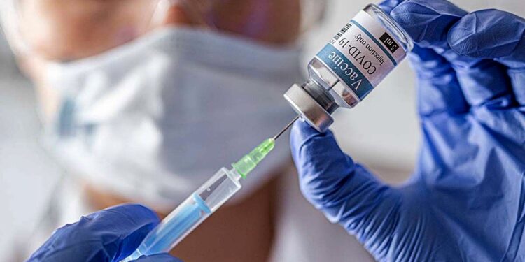 Con la de Oxford, ya son cuatro las vacunas eficaces contra el coronavirus