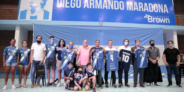 Con la presencia de campenoes del ’86, Brown bautizó «Diego Armando Maradona» al microestadio municipal